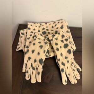 Lands’ End Leopard Print Fleece Scarf & Gloves Set – EZ Touch – Medium